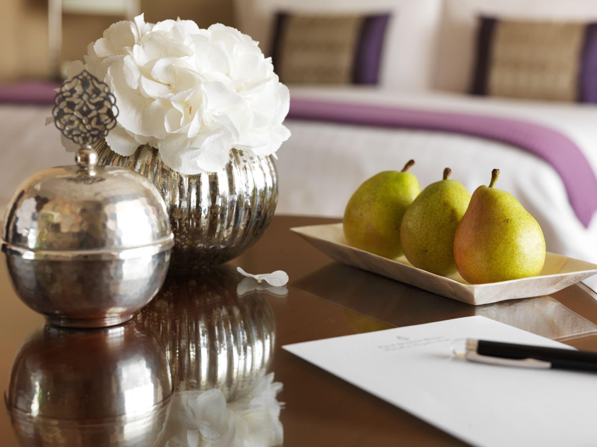 Four Seasons Hotel Ер-Ріяд Екстер'єр фото A table with a pen and paper
