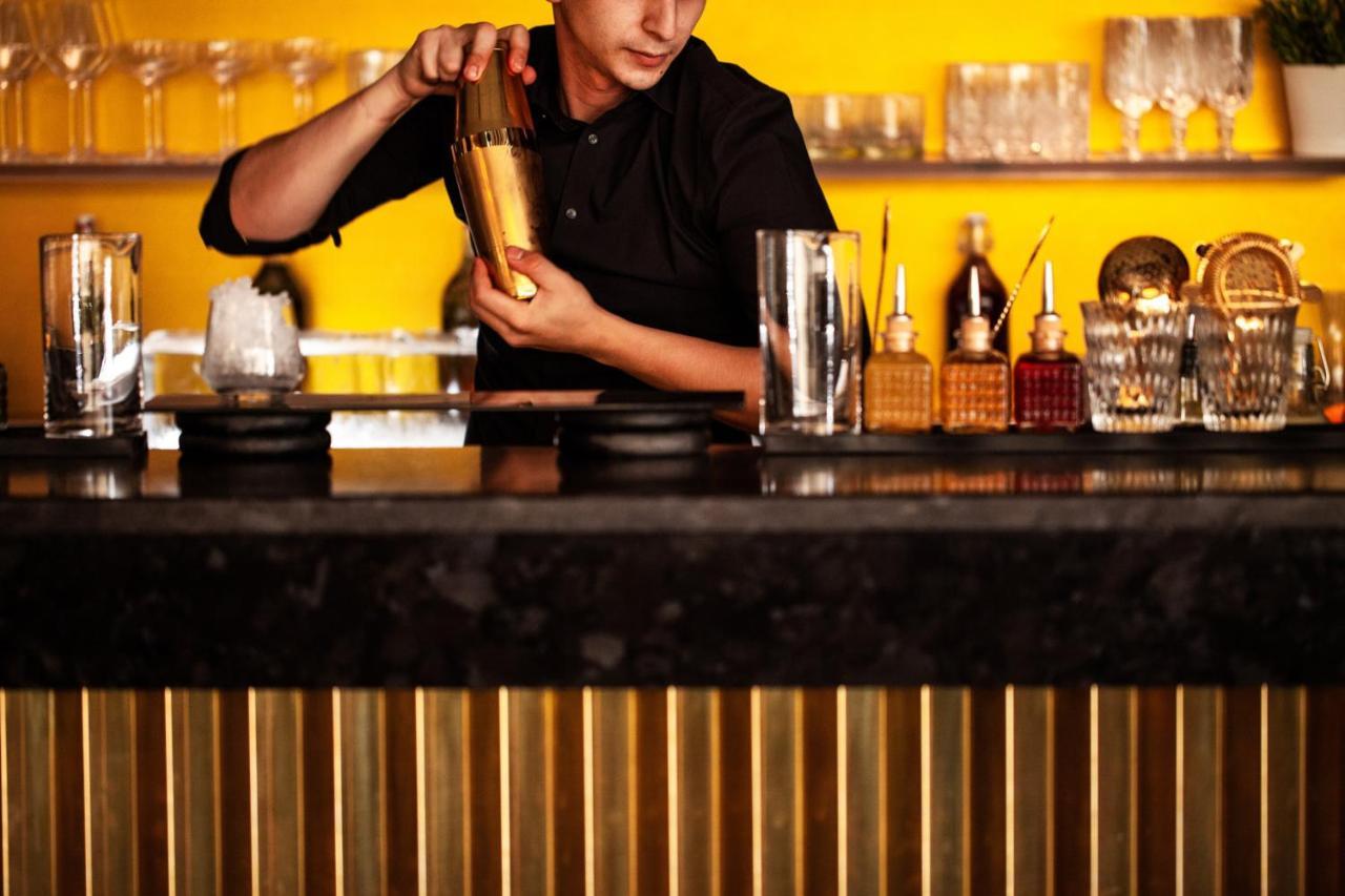 Four Seasons Hotel Ер-Ріяд Екстер'єр фото A bartender mixing a drink