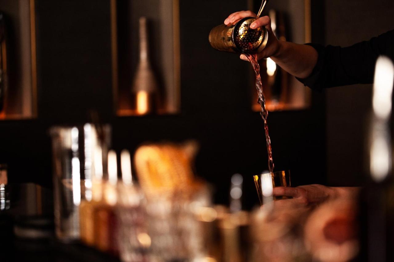 Four Seasons Hotel Ер-Ріяд Екстер'єр фото A bartender using a bar spoon to stir a cocktail