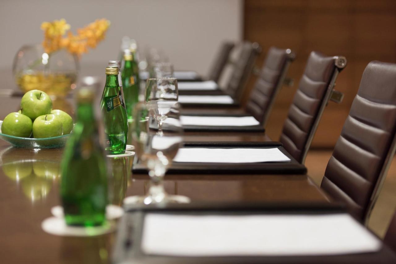 Four Seasons Hotel Ер-Ріяд Екстер'єр фото Meeting room at the InterContinental