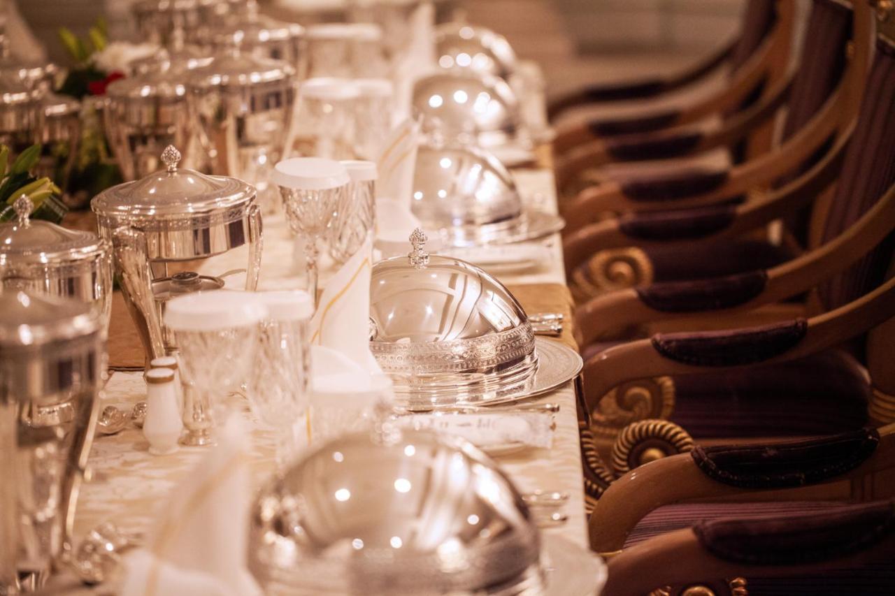 Four Seasons Hotel Ер-Ріяд Екстер'єр фото Silver service