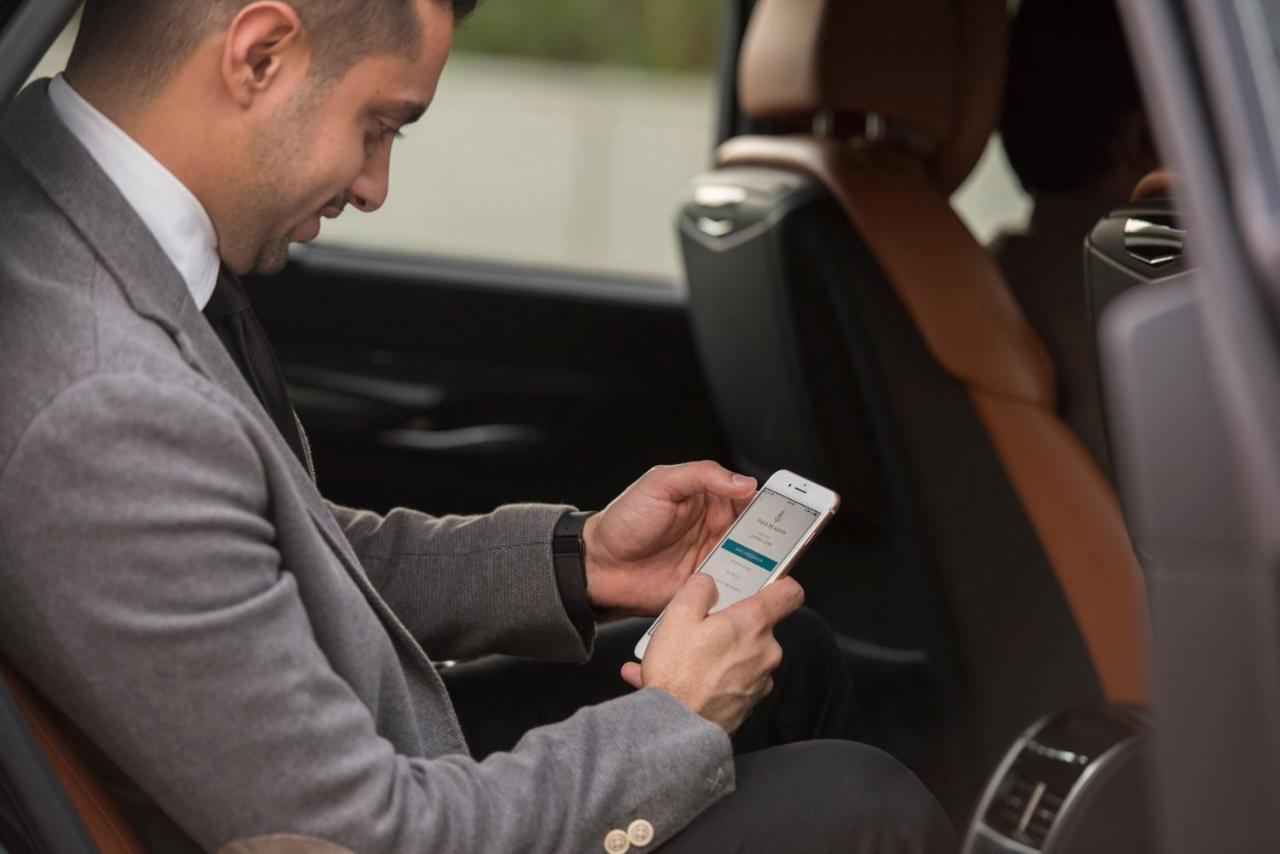 Four Seasons Hotel Ер-Ріяд Екстер'єр фото A man using the Uber app