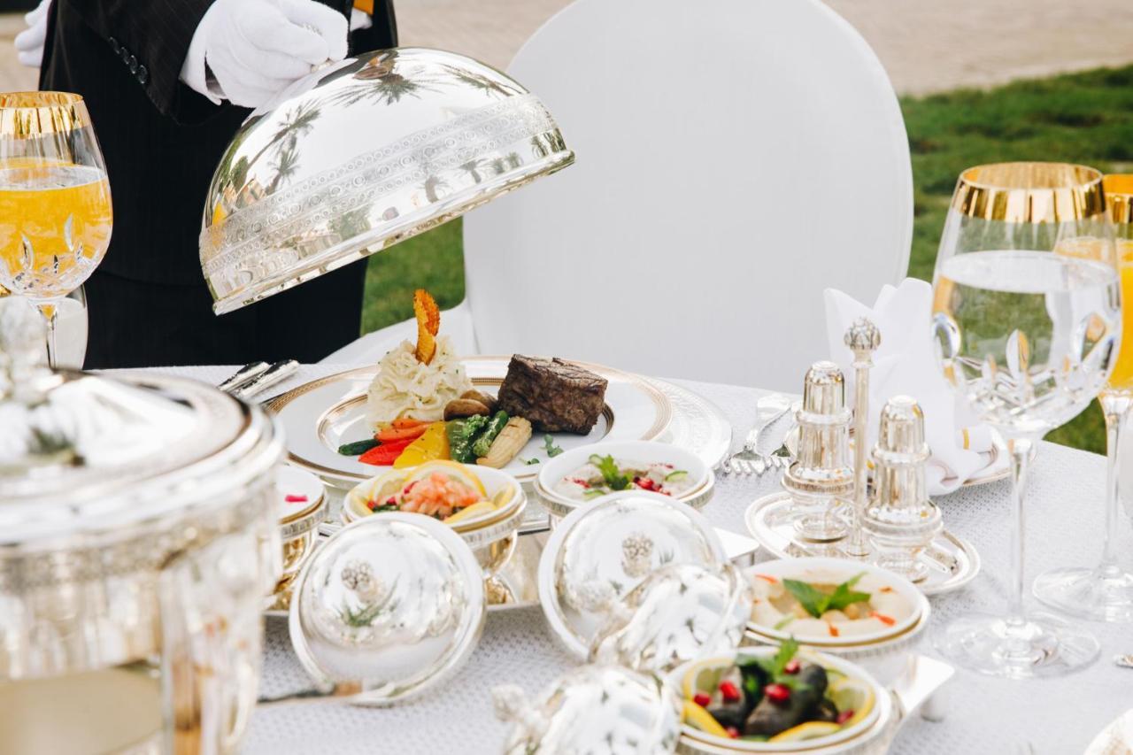 Four Seasons Hotel Ер-Ріяд Екстер'єр фото A silver cloche