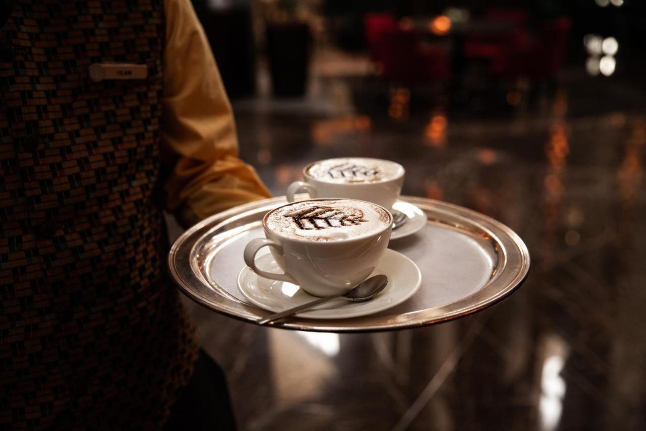 Four Seasons Hotel Ер-Ріяд Екстер'єр фото A waiter serving coffee