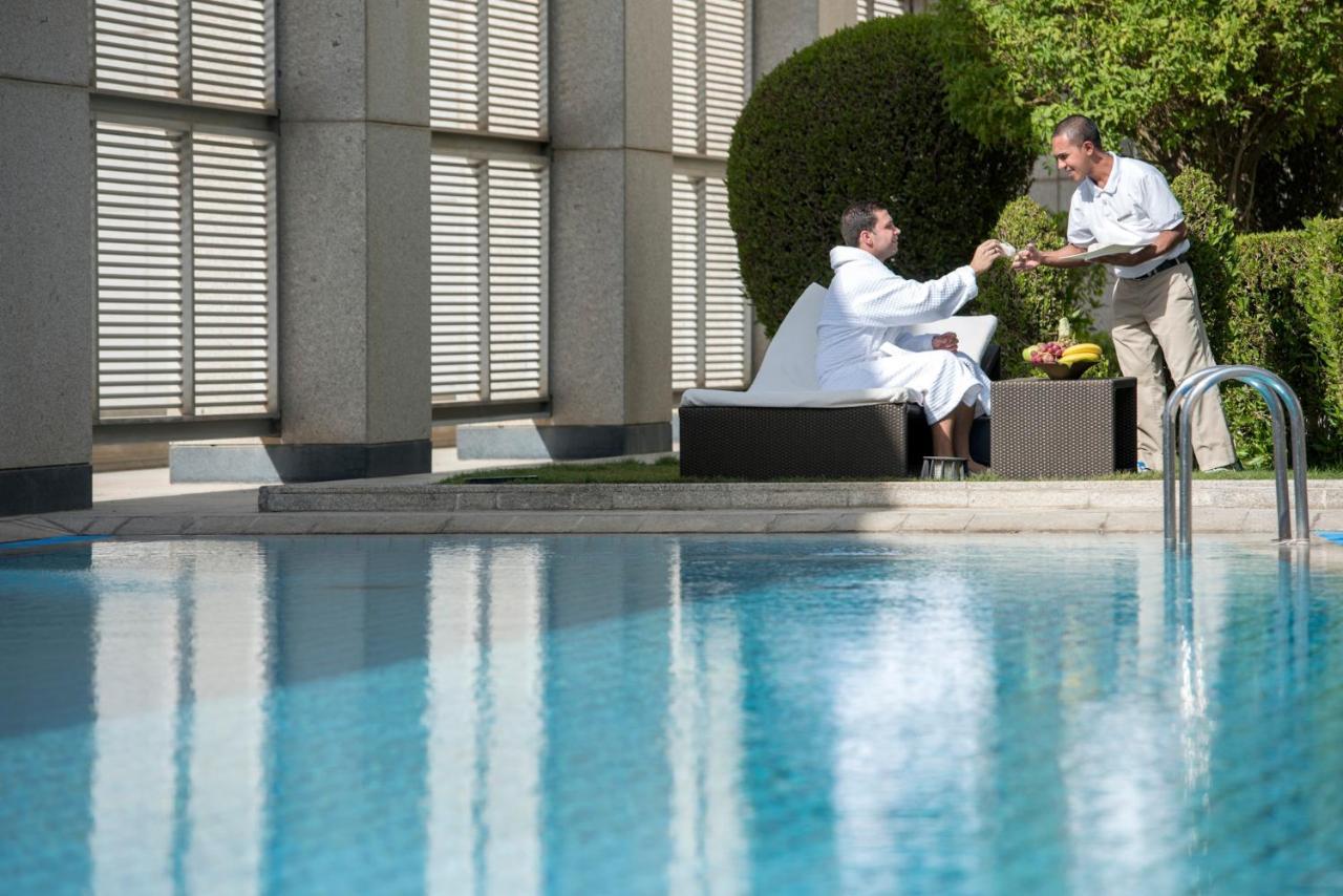 Four Seasons Hotel Ер-Ріяд Екстер'єр фото The pool at the Four Seasons Hotel