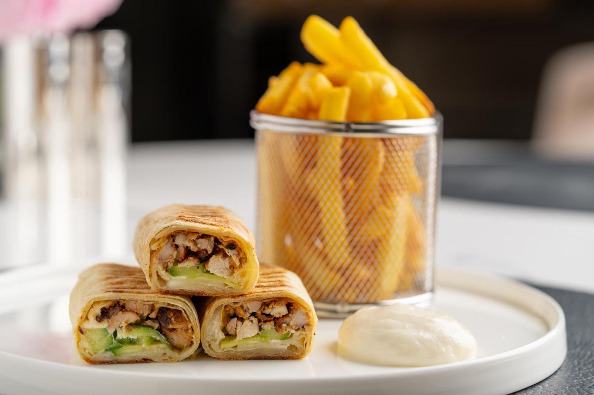 Four Seasons Hotel Ер-Ріяд Екстер'єр фото Chicken wrap