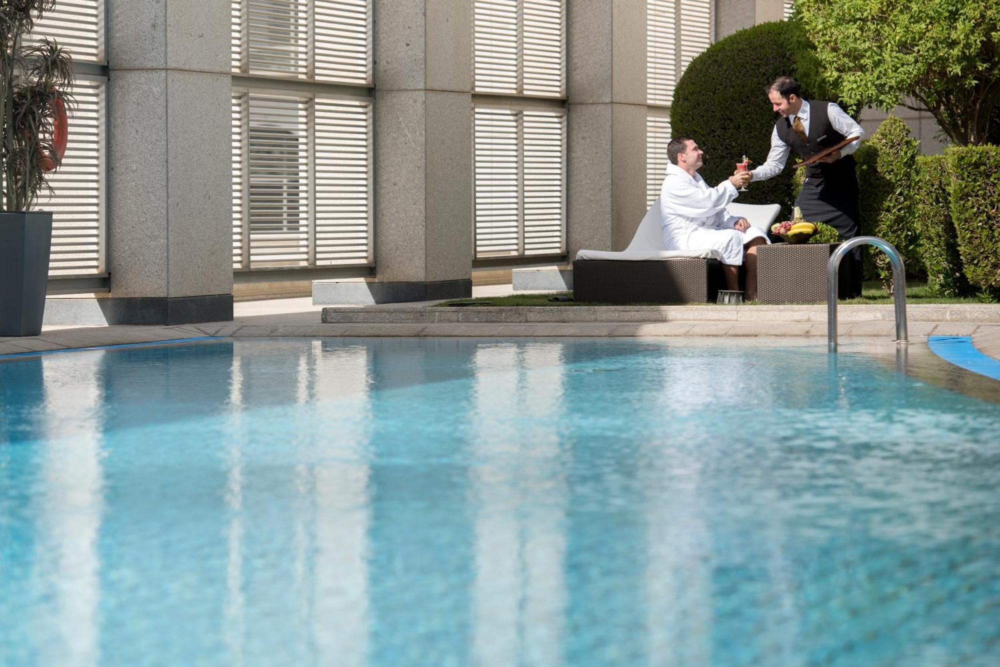 Four Seasons Hotel Ер-Ріяд Екстер'єр фото The swimming pool at the Ritz-Carlton, Dubai