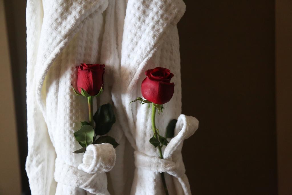 Four Seasons Hotel Ер-Ріяд Екстер'єр фото Statue of the Virgin Mary with two roses
