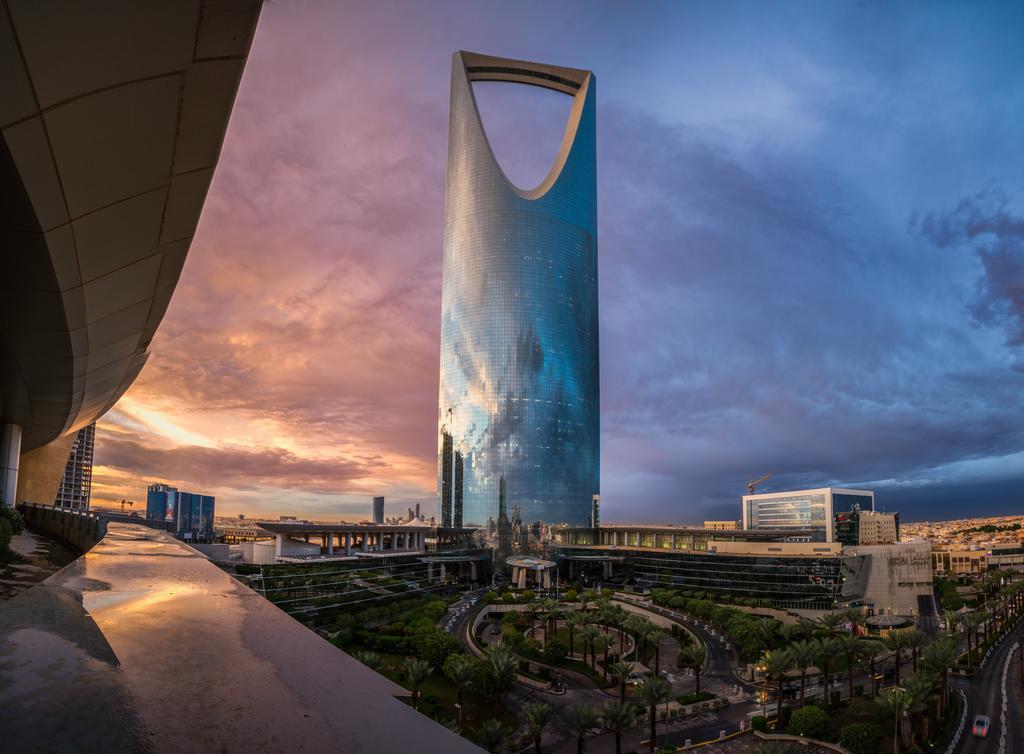 Four Seasons Hotel Ер-Ріяд Екстер'єр фото The Kingdom Centre, the second tallest building in the Middle East