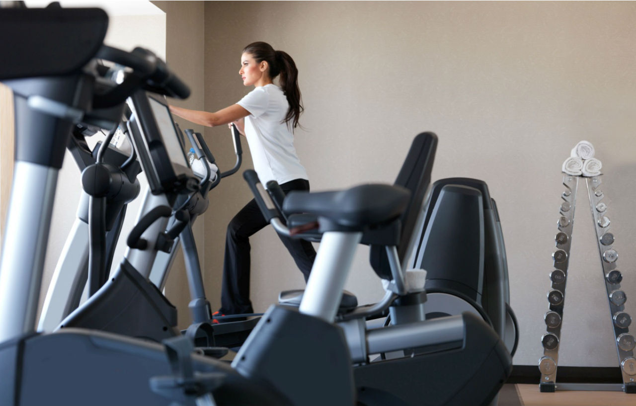 Four Seasons Hotel Ер-Ріяд Екстер'єр фото A woman on a recumbent bike